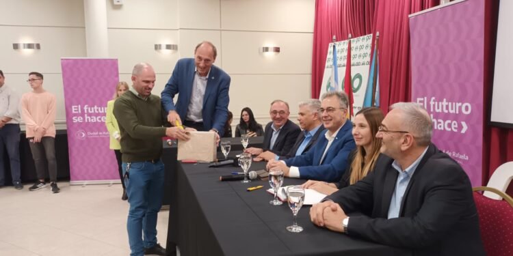 Una sola oferta pone en peligro la licitación para pavimentar el Camino 6