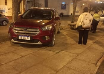 Choque en pleno centro, con un auto sobre el cantero