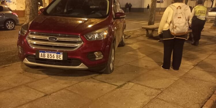 Choque en pleno centro, con un auto sobre el cantero