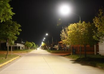 Colocaron luces de tecnología led en barrio Mora
