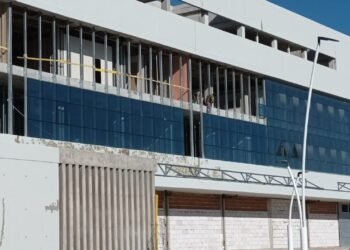 Colocan cerramientos en las plantas superiores del nuevo Hospital de Rafaela