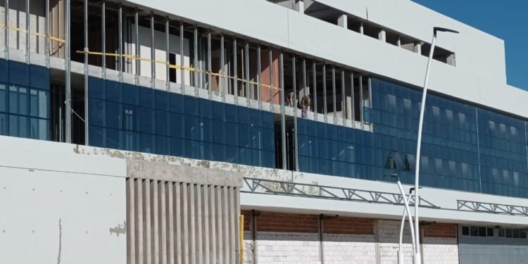 Colocan cerramientos en las plantas superiores del nuevo Hospital de Rafaela