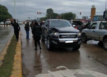 Varios accidentes y fuego en un auto, en un viernes movido en la ciudad