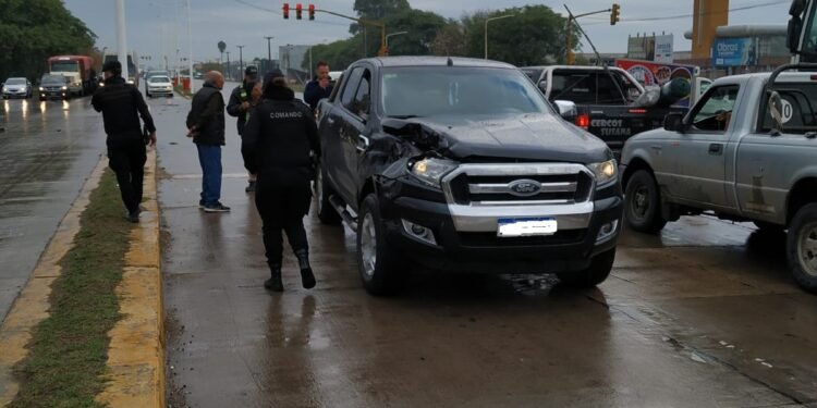 Varios accidentes y fuego en un auto, en un viernes movido en la ciudad