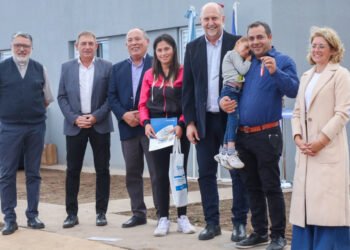 El gobernador Omar Perotti entregó 11 viviendas en Bouquet