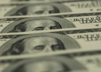 “Eso -continuó Perotti- requiere de acciones para cuidar y acompañar con todos los estímulos a estos potenciales sectores que seguramente definen como los minerales, el litio, el petróleo, el gas, los alimentos y la economía del conocimiento. Hay que cuidarlos para su plena expansión y su captación de inversiones en el menor tiempo posible. Pero también hay que sumar que hay riesgos y uno de ellos es el cuidado que debe tener la Argentina frente al crecimiento del delito y del narcotráfico”.  Seguidamente el mandatario provincial destacó que “los 19 diputados nacionales que tiene la provincia de Santa Fe se pusieron de acuerdo en un proyecto para reforzar la justicia federal en nuestra provincia. Todos de distinto signo político coincidiendo en otras oportunidades”.  “Creo que hay que tener un rol activo detrás de la defensa de un país integrado. Si producir y vivir en el interior cuesta mucho más que en el AMBA, estamos complicados. La necesidad de acuerdos a futuro de mediano y de largo plazo requiere de esfuerzo y de sacrificio de dirigentes políticos de distintas fuerzas que probablemente su prestigio lo pongan en ese acuerdo en la coyuntura, porque muchos pueden no comprenderlo. Si no valoramos ese tipo de actitudes y no generamos los acompañamientos necesarios, cada vez va a haber menos gente dispuesta”, finalizó el gobernador.  El encuentro contó con la apertura a cargo de Marc Stanley, embajador de los Estados Unidos en Argentina; y de Jorge Argüello, embajador de Argentina en los Estados Unidos. El cierre estuvo a cargo de Sergio Massa, ministro de Economía de la Nación.