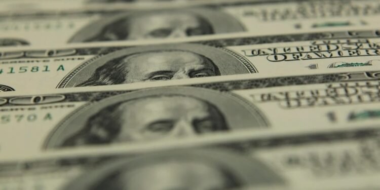 “Eso -continuó Perotti- requiere de acciones para cuidar y acompañar con todos los estímulos a estos potenciales sectores que seguramente definen como los minerales, el litio, el petróleo, el gas, los alimentos y la economía del conocimiento. Hay que cuidarlos para su plena expansión y su captación de inversiones en el menor tiempo posible. Pero también hay que sumar que hay riesgos y uno de ellos es el cuidado que debe tener la Argentina frente al crecimiento del delito y del narcotráfico”.  Seguidamente el mandatario provincial destacó que “los 19 diputados nacionales que tiene la provincia de Santa Fe se pusieron de acuerdo en un proyecto para reforzar la justicia federal en nuestra provincia. Todos de distinto signo político coincidiendo en otras oportunidades”.  “Creo que hay que tener un rol activo detrás de la defensa de un país integrado. Si producir y vivir en el interior cuesta mucho más que en el AMBA, estamos complicados. La necesidad de acuerdos a futuro de mediano y de largo plazo requiere de esfuerzo y de sacrificio de dirigentes políticos de distintas fuerzas que probablemente su prestigio lo pongan en ese acuerdo en la coyuntura, porque muchos pueden no comprenderlo. Si no valoramos ese tipo de actitudes y no generamos los acompañamientos necesarios, cada vez va a haber menos gente dispuesta”, finalizó el gobernador.  El encuentro contó con la apertura a cargo de Marc Stanley, embajador de los Estados Unidos en Argentina; y de Jorge Argüello, embajador de Argentina en los Estados Unidos. El cierre estuvo a cargo de Sergio Massa, ministro de Economía de la Nación.