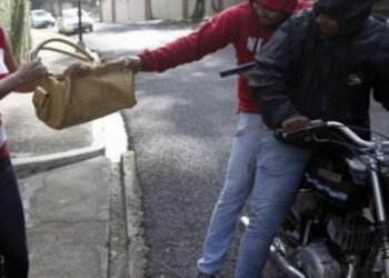 Inseguridad: Asaltada por motochorros las primeras horas de la mañana