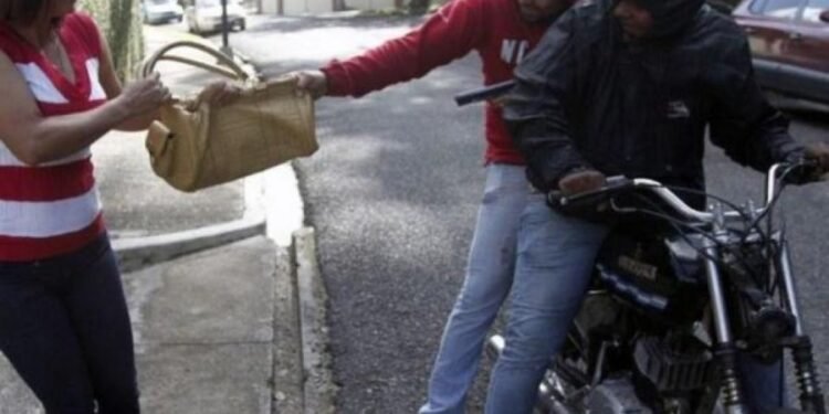 Inseguridad: Asaltada por motochorros las primeras horas de la mañana