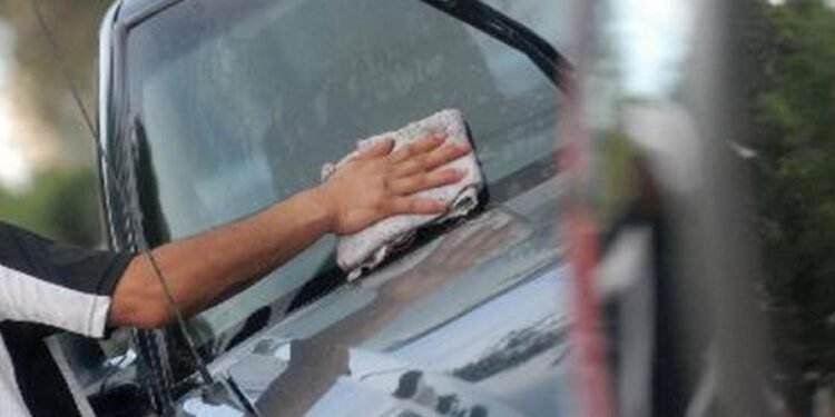 Denunció que sus ventas bajaron porque lavacoches maltratan a la gente del sector