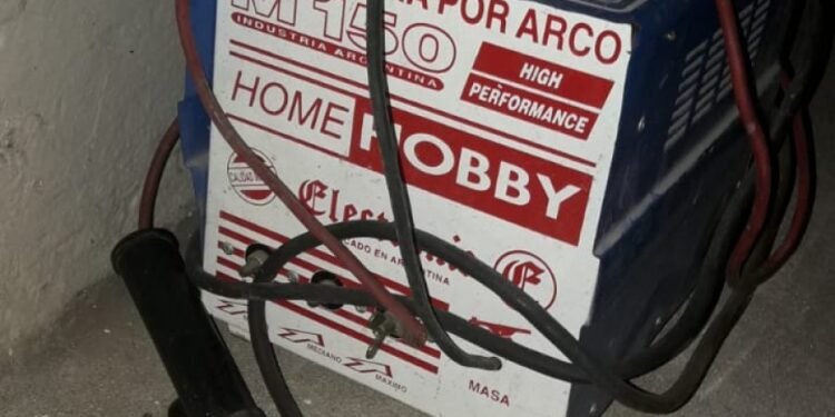 Con las manos en la masa: Lo encontraron dentro de una casa robando