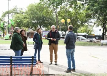 Continúan los trabajos de arreglo de veredas en plazas de la ciudad
