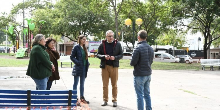 Continúan los trabajos de arreglo de veredas en plazas de la ciudad