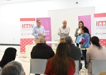 Castellano entregó escrituras de lotes y viviendas a 18 familias