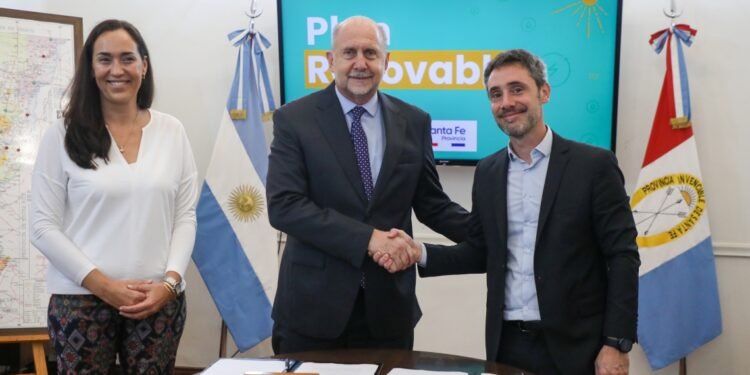 Perotti firmó un convenio para incorporar energías renovables en empresas, industrias y usuarios particulares