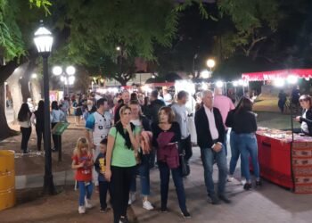 Plaza Feria convocó a una multitud en la plaza 25 de Mayo