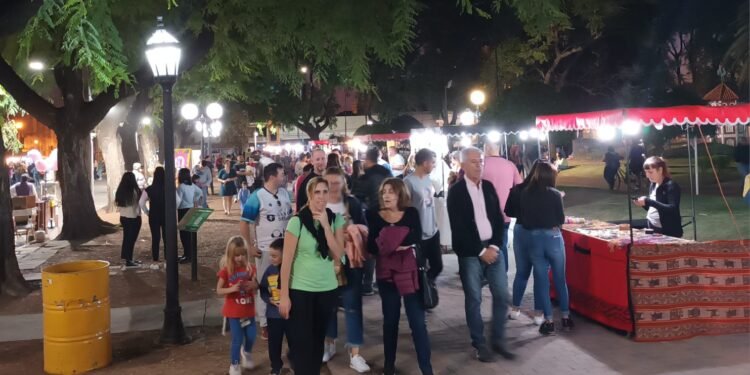 Plaza Feria convocó a una multitud en la plaza 25 de Mayo