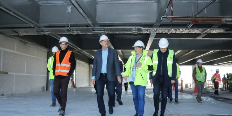 Perotti recorrió las obras de la nueva terminal flexible en el Aeropuerto Internacional de Rosario