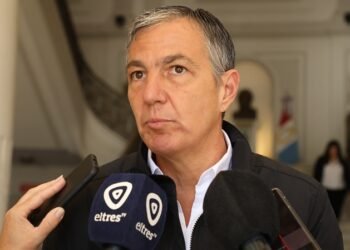 Ratifican el esquema salarial acordado con los gremios del sector público santafesino