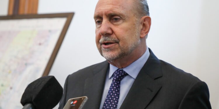 Perotti instruyó a los ministros Arena y Brilloni a trabajar con los equipos de los precandidatos en un plan de Seguridad