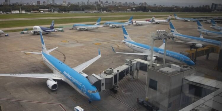 Estaba detenida Indagan a una azafata de Aerolíneas Argentinas por una amenaza de bomba
