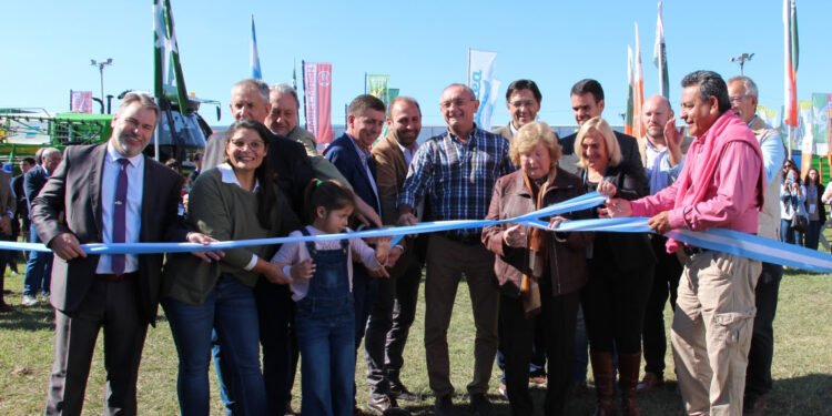 Con importante presencia provincial se inauguró Todo Láctea 2023