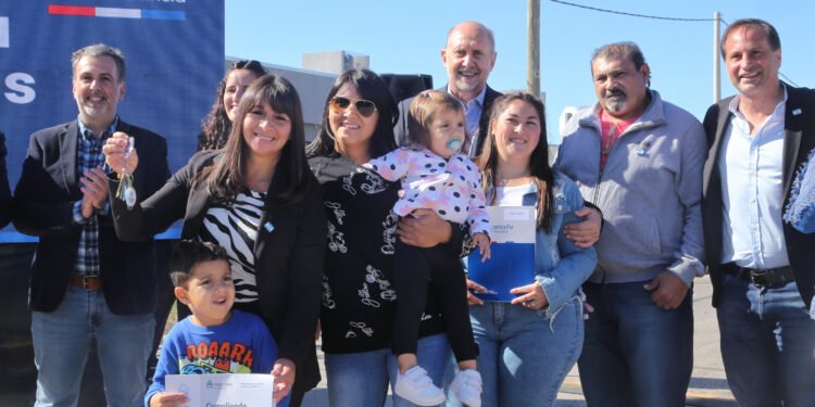 El gobernador Omar Perotti encabezó la entrega de 35 viviendas en  General Lagos
