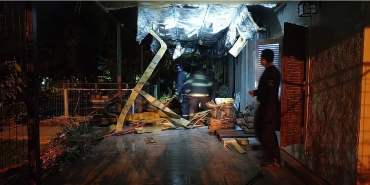 Acto heroico Policías rescatan a una familia atrapada en un incendio