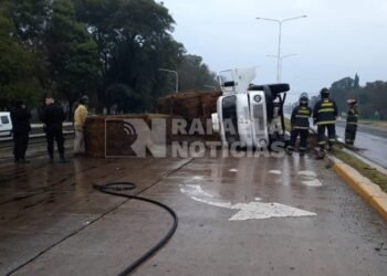 Ruta 34: Un camión impactó contra una columna y volcó su carga