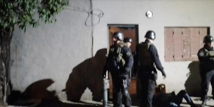 Intento de doble femicidio Santa Fe: un hombre hirió con un cuchillo a dos mujeres y luego se clavó una aguja en el cuello