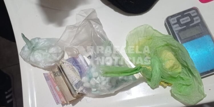 Allanamiento de la Policía Federal en Bo. 2 de Abril: entre sus bragas, lo que estaban buscando