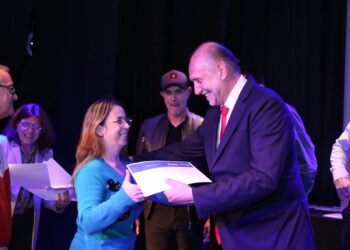Perotti entregó diplomas a alumnos del programa Santa Fe Capacita