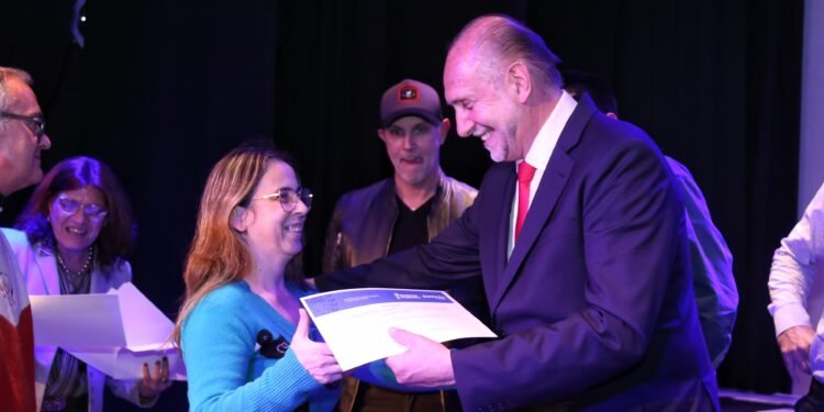 Perotti entregó diplomas a alumnos del programa Santa Fe Capacita