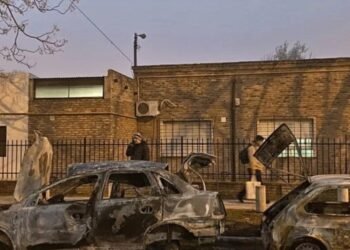 Rosario: por segundo día consecutivo incendian autos frente a una comisaría