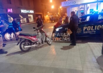 Arrestan a unos hermanos por robo y capturan a individuo armado en operativos policiales