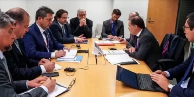 Firma de acuerdos con el Club de París en medio de lanzamientos presidenciales