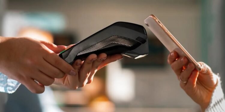 Los pagos por medios electrónicos se duplicaron en un año en Argentina