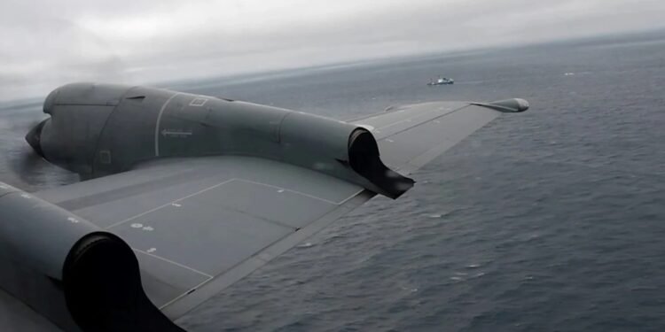 En el Océano Atlántico Video: así trabaja uno de los aviones que busca el submarino del Titanic