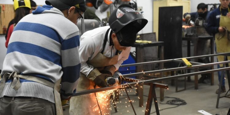 Luis Castellano visitó el Centro de Formación Profesional