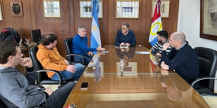 Luis Castellano recibió a integrantes del Club de Autos Antiguos