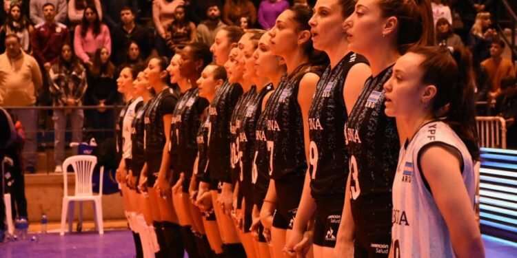 Ante una multitud, Las Panteras superaron a Cuba en el Coliseo del Sur