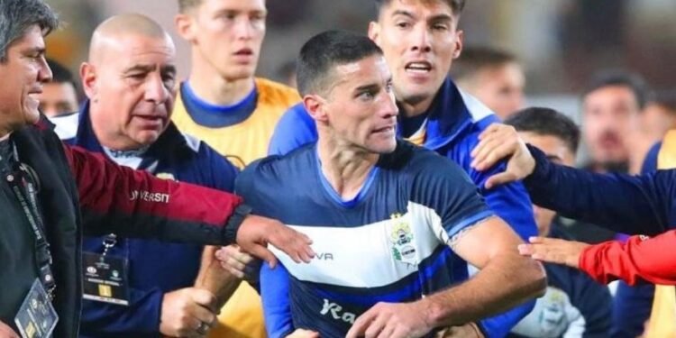 Bochornoso final: trompadas entre Universitario de Perú y Gimnasia La Plata