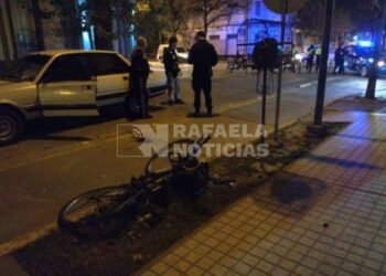 Una ciclista terminó inconsciente tras chocar contra un automóvil