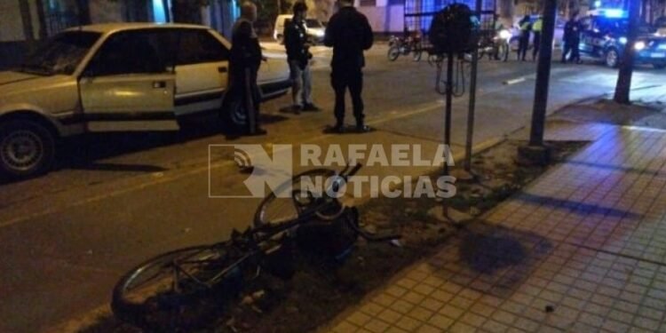 Una ciclista terminó inconsciente tras chocar contra un automóvil