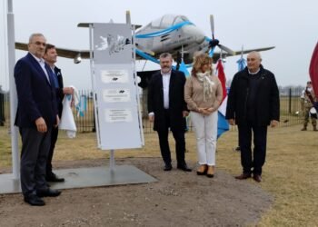 Ataliva, pueblo Malvinero: inauguraron emplazamiento del avión Pucará