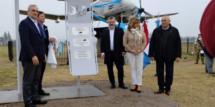Ataliva, pueblo Malvinero: inauguraron emplazamiento del avión Pucará
