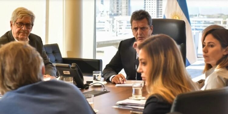 Tras regresar de China Massa analizó nuevas medidas económicas junto a su equipo