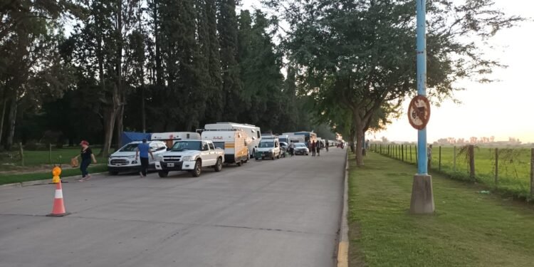 La fila para entrar al autódromo ya llega a la Escuela de APADIR