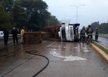 Ruta 34: Un camión impactó contra una columna y volcó su carga
