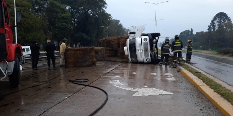 Ruta 34: Un camión impactó contra una columna y volcó su carga
